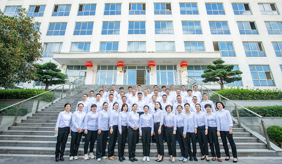 八咏集团党总支集体照